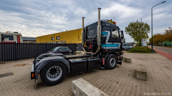 20251019-Tom-Holding-00013